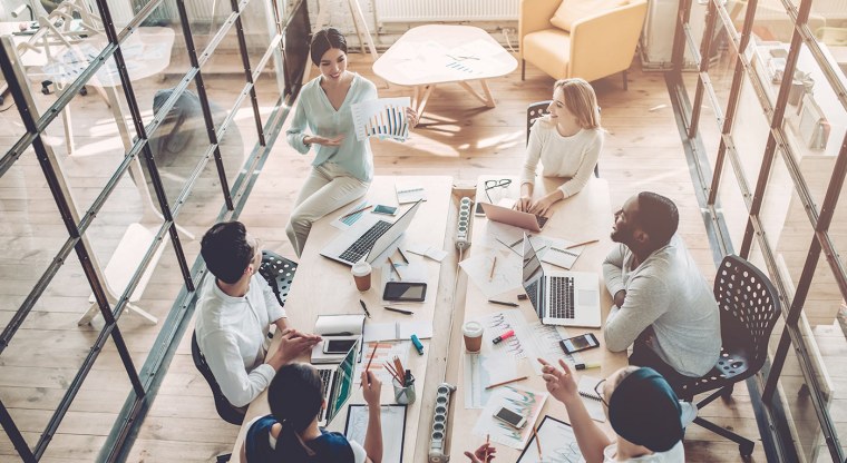 Человек сидит в офисе