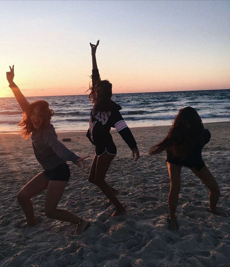 Три подруги на море