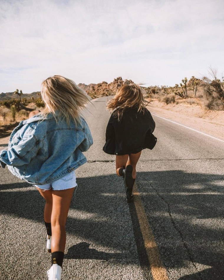 Две подруги гуляют