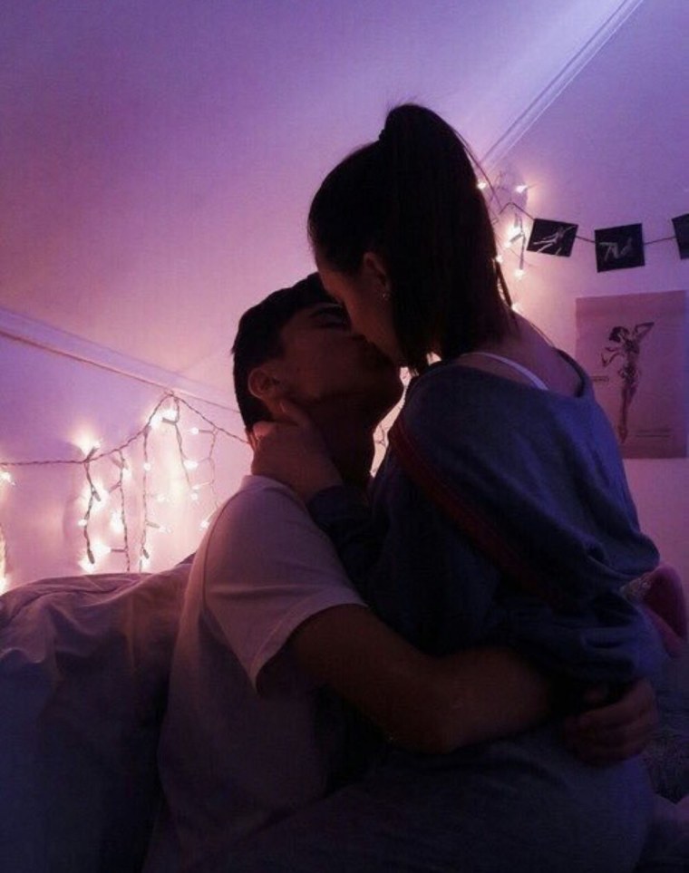 Парочка без лица ночью