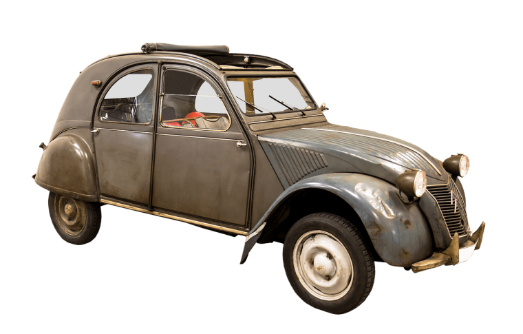 Старый автомобиль на белом фоне