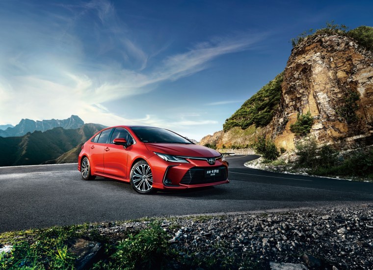 Тойота Королла красная 2019