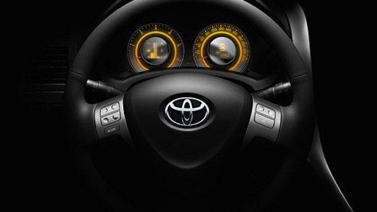 Руль машины на черном фоне