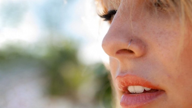 Девушка с мокрыми волосами