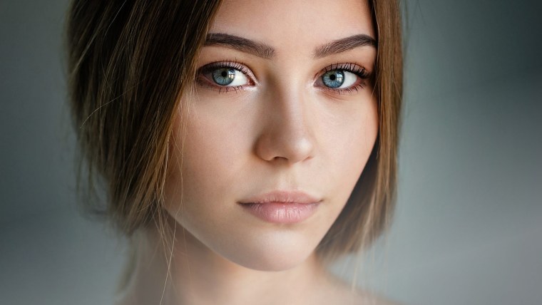 Половина лица девушки