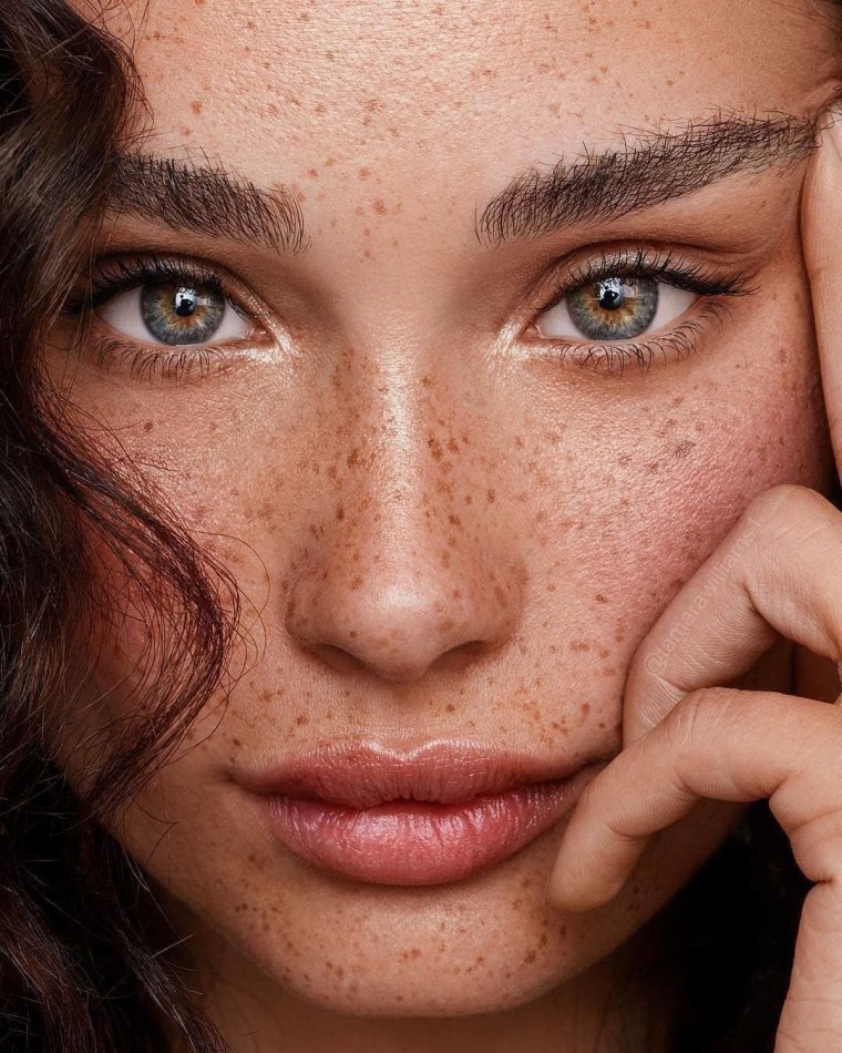 Девушка с веснушками