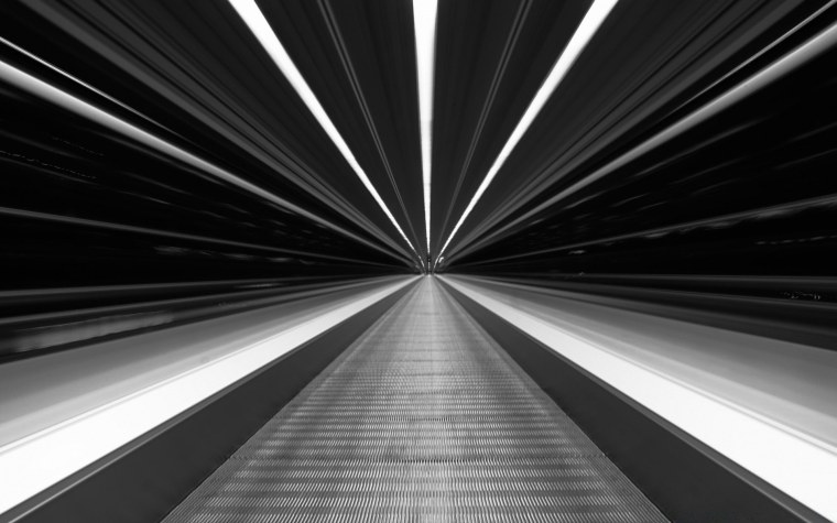 Геометрические фигуры на черном фоне