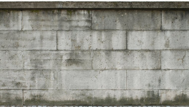 Бетонная стена на улице