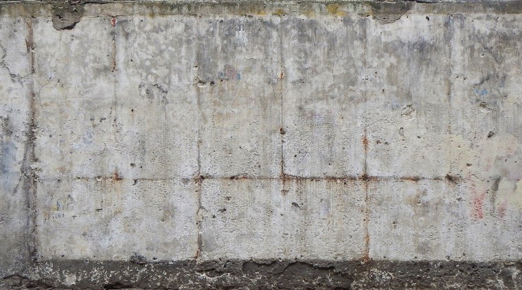 Разрушенная бетонная стена