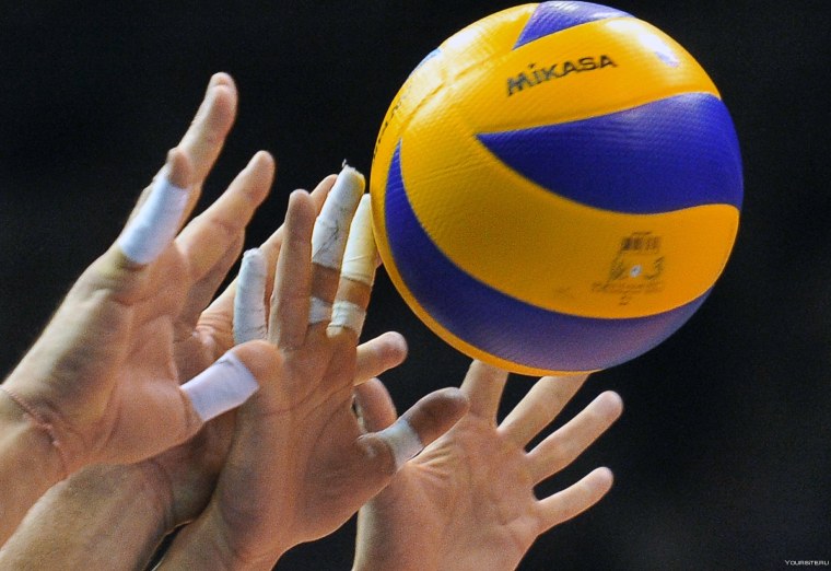 Волейбольный мяч в руке