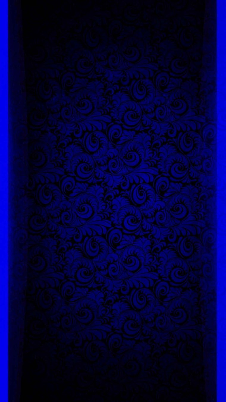 Синее яблоко на черном фоне