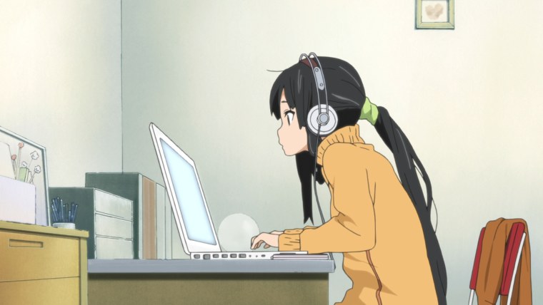 Аниме персонаж за компьютером