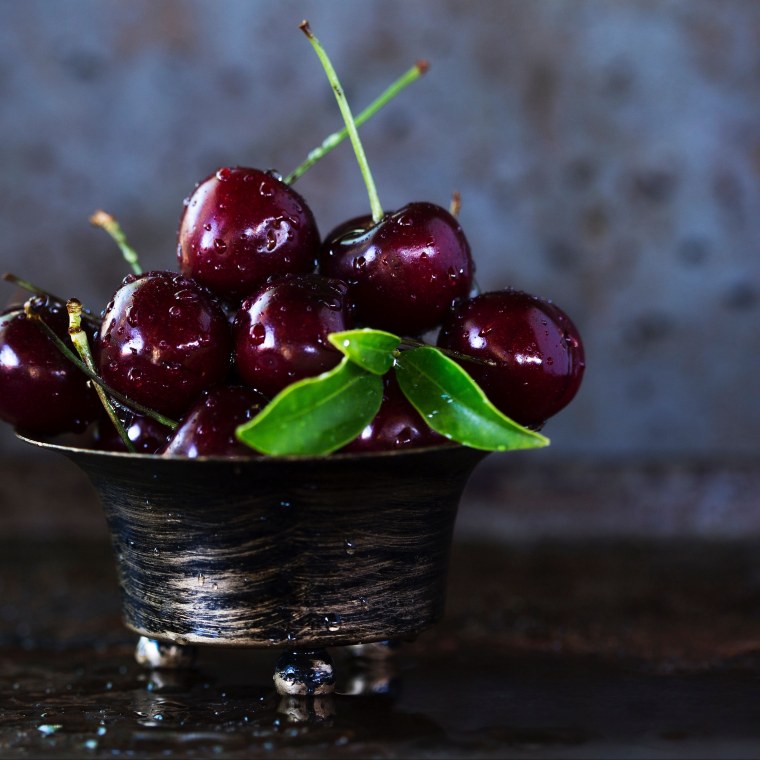 Вишня с каплями воды