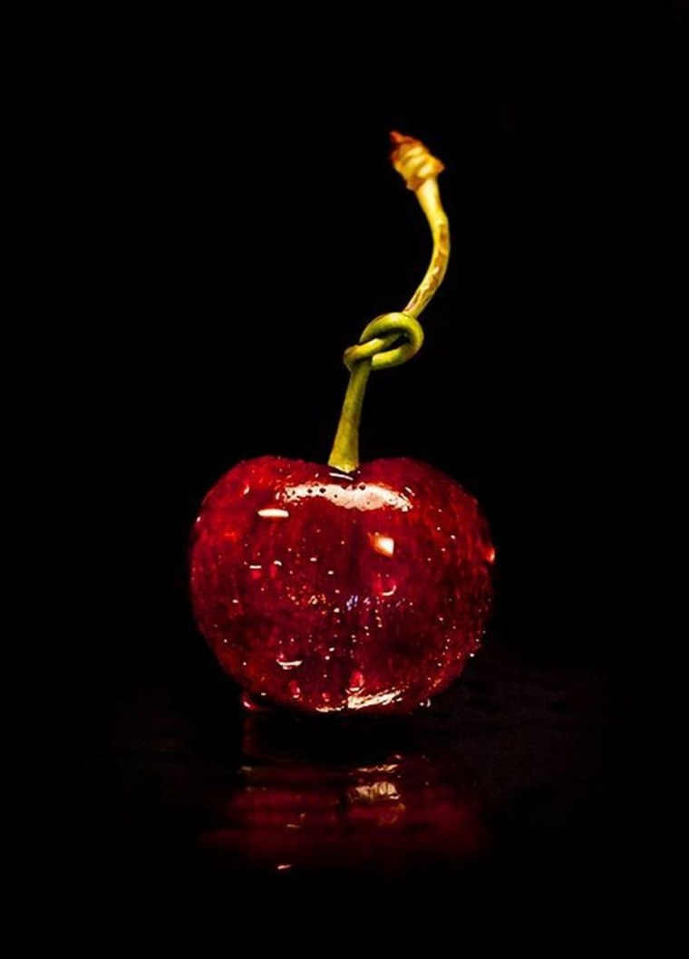 Черешня на темном фоне