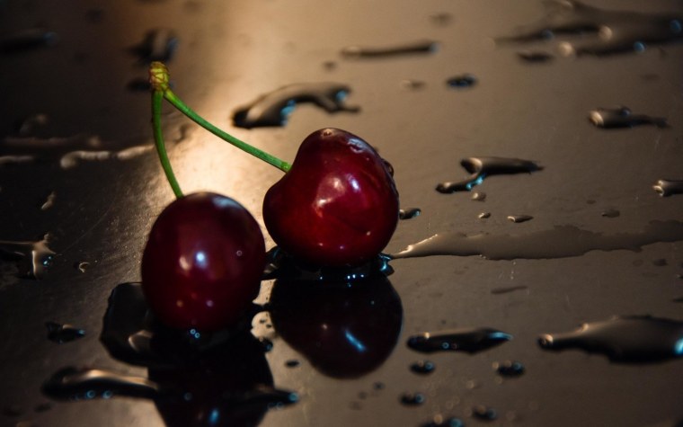 Вишня в руке