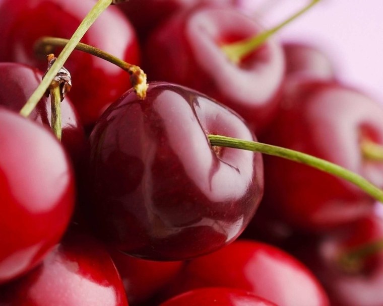 Вишня черно белая