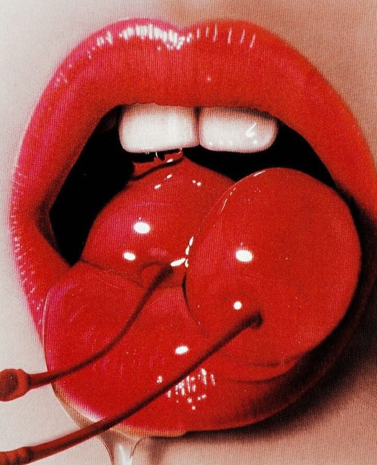 Девушка с вишенкой в губах