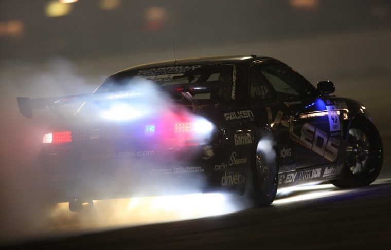 Машина в дрифте ночью