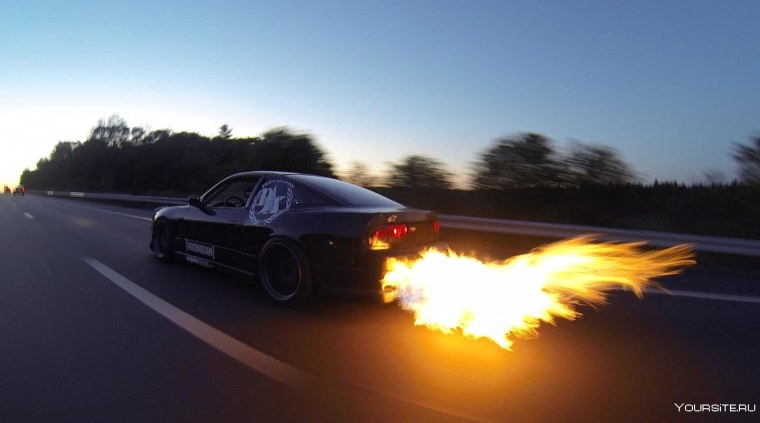 Машина в дрифте ночью