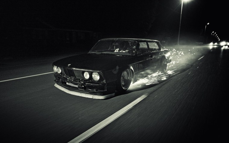 Машина в дрифте ночью