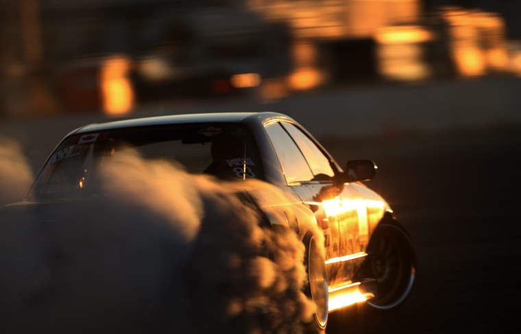 Машина в дрифте ночью