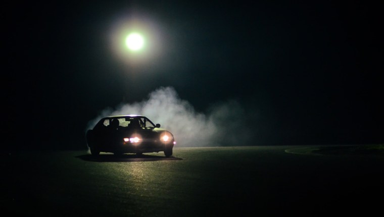 Машина едет в темноте