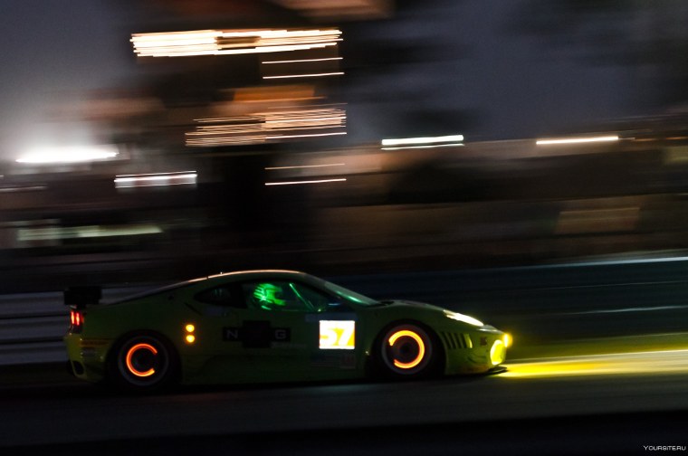 Гоночные машины ночью