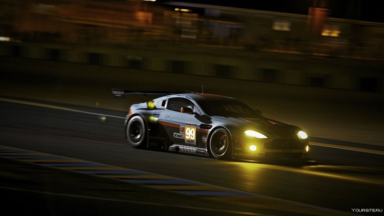 Гоночные машины ночью