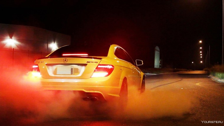 Машина Мерседес ночью