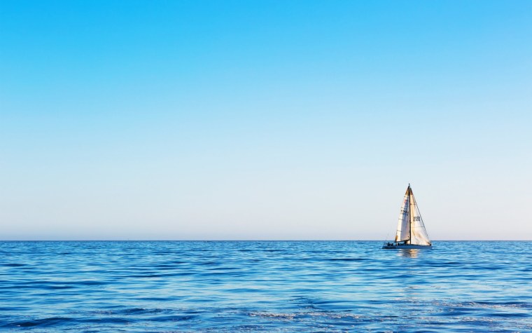 Парусник в спокойном море