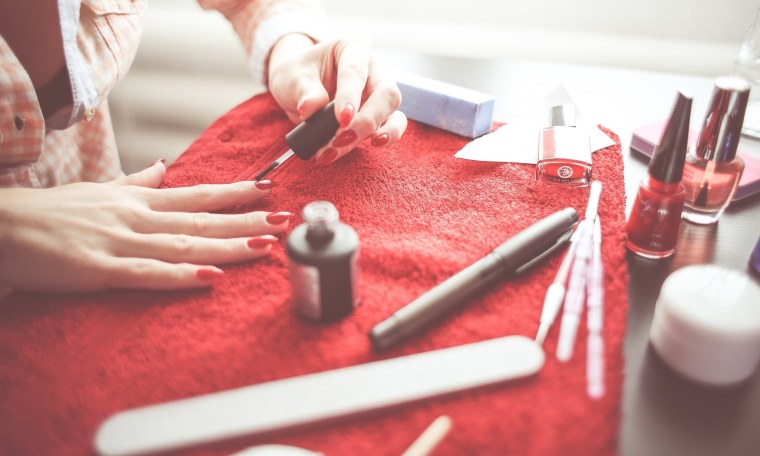 Красить ногти