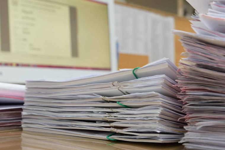 Стопка бумаг на столе