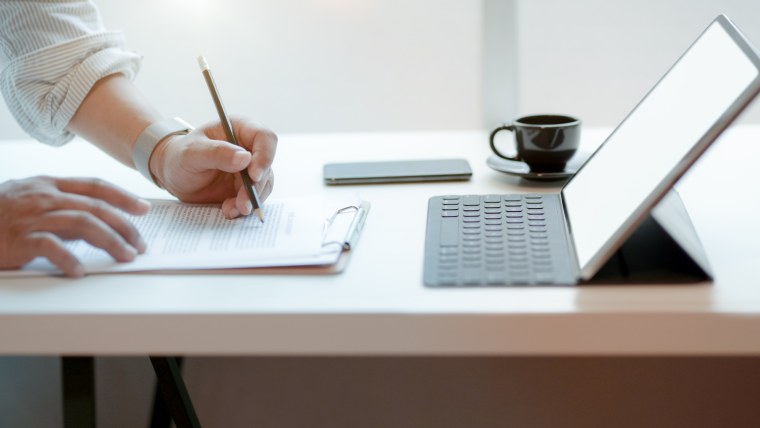 Офисный стол с бумагами