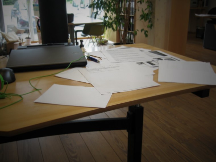 Бумаги на столе в офисе