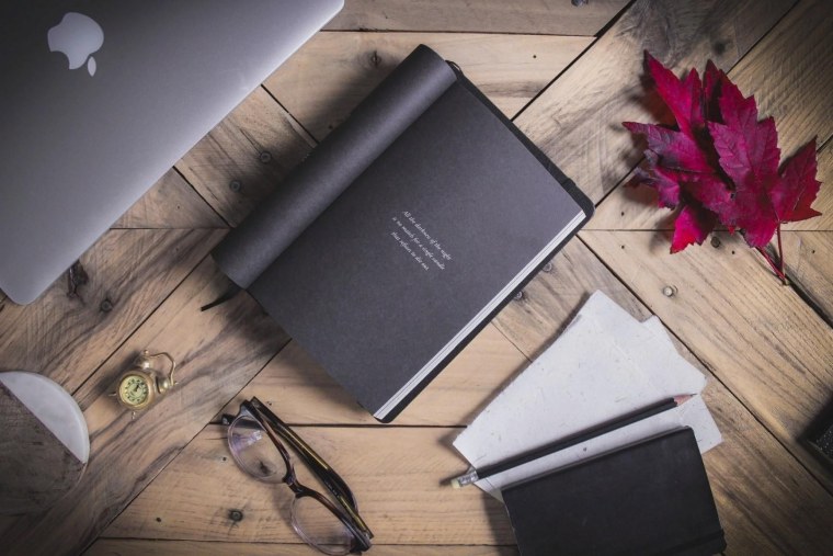 Красивый блокнот на столе