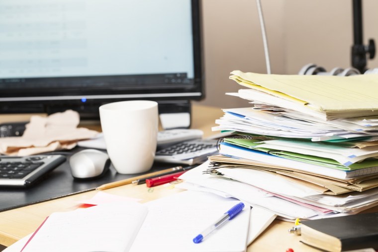 Стол заваленный бумагами