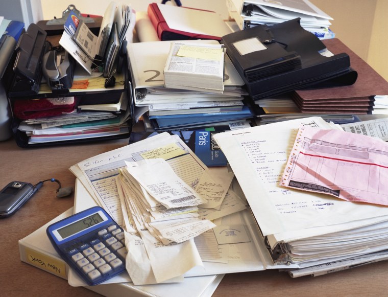 Много бумаг на столе