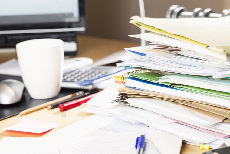 Стол заваленный бумагами