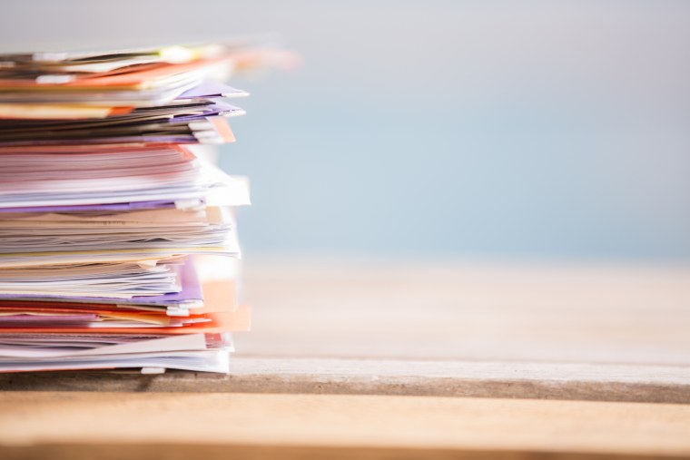 Стопка бумаг на столе