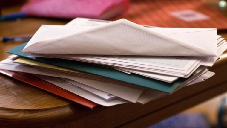 Стопка документов на столе