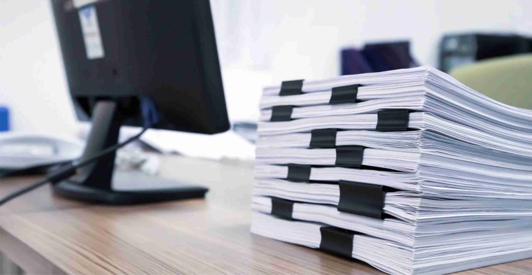 Бумаги на столе в офисе