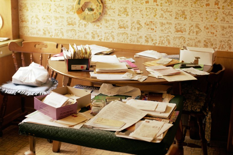 Письменный стол с бумагами