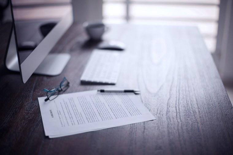 Бумага разбросана по столу