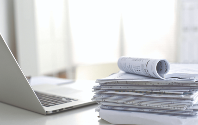 Стопка бумаг и компьютер