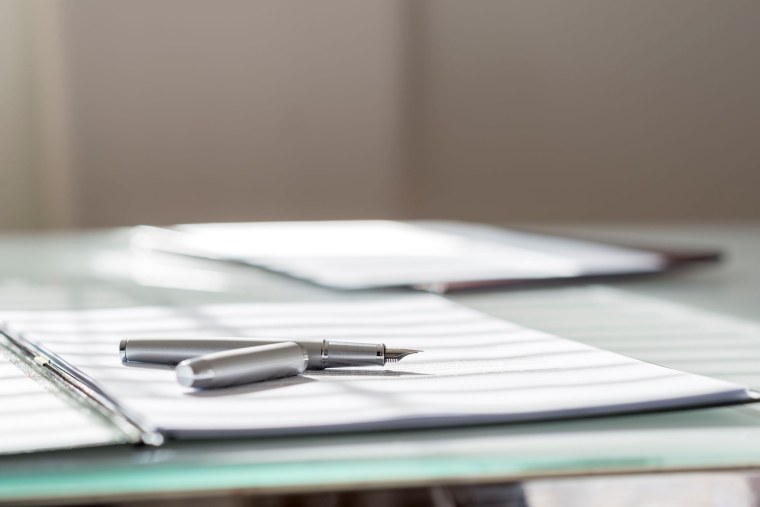 Документы и ручка