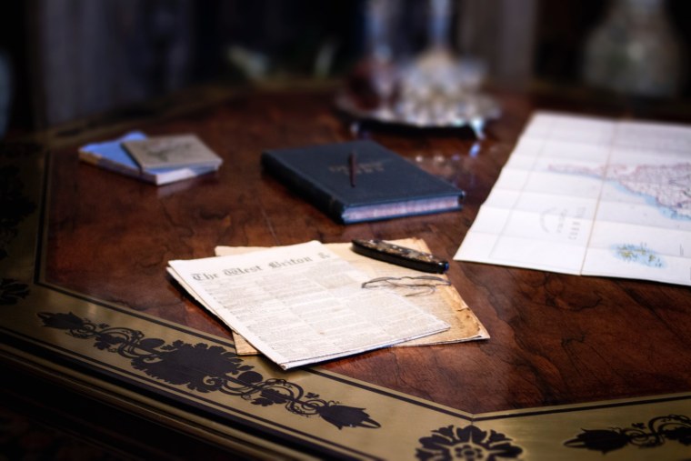 Письменный стол с бумагами