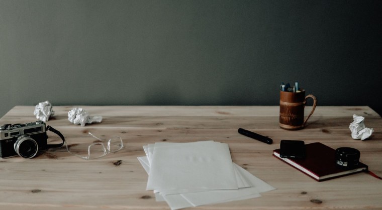 Разбросанные бумаги на столе