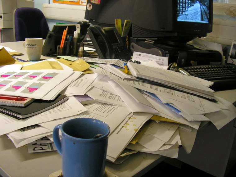 Стол заваленный бумагами