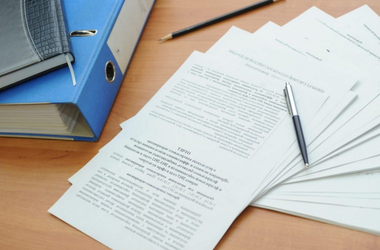 Документы на столе