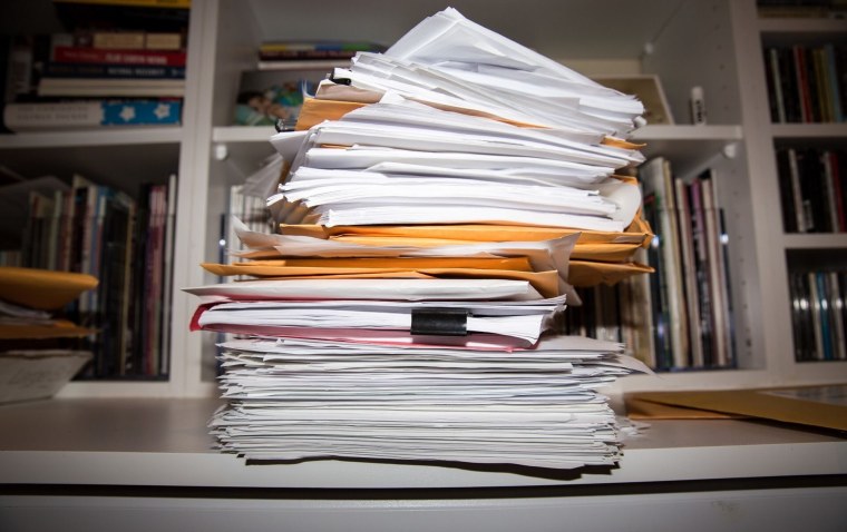 Стопка бумаг на столе